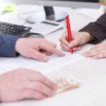 Firma di un contratto finanziario.