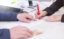 Firma di un contratto finanziario.