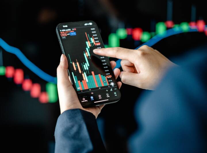 Schermo di smartphone con grafici e dati per il trading online