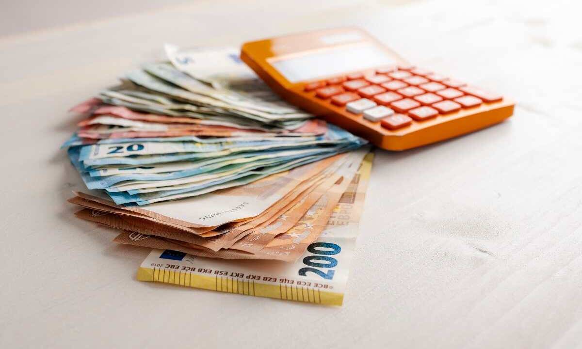 Il tema della gestione del denaro contante e dei versamenti sui conti correnti è di crescente attualità, specialmente in un contesto in cui la digitalizzazione