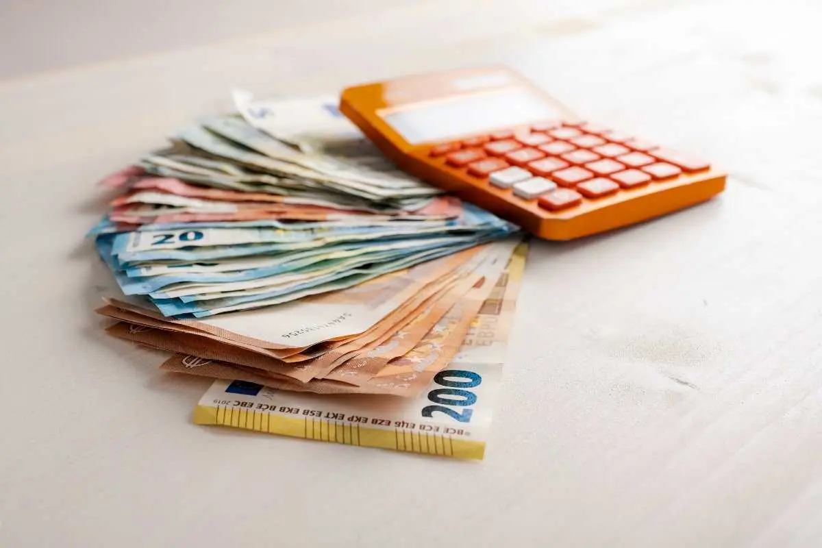 Il tema della gestione del denaro contante e dei versamenti sui conti correnti è di crescente attualità, specialmente in un contesto in cui la digitalizzazione