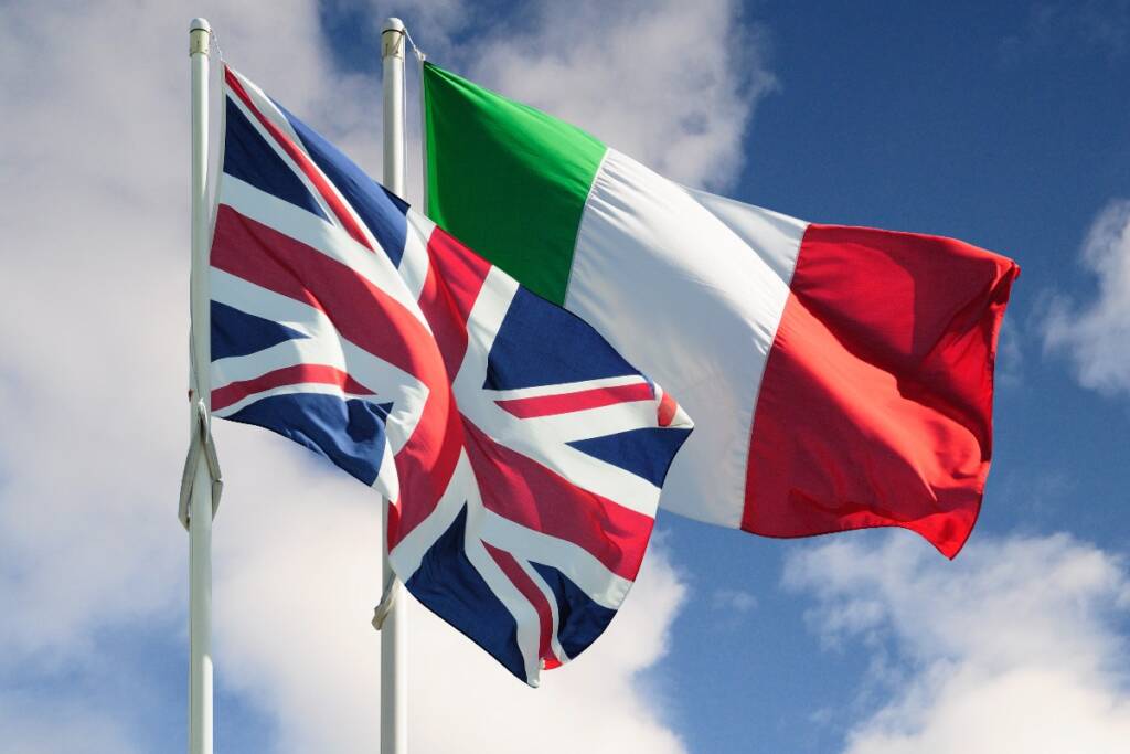 Il vento sventola le bandiere di Italia e Regno Unito