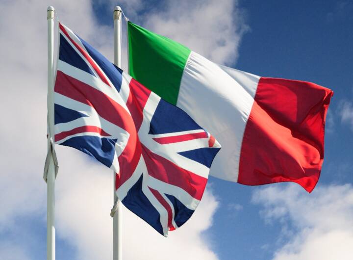 Il vento sventola le bandiere di Italia e Regno Unito