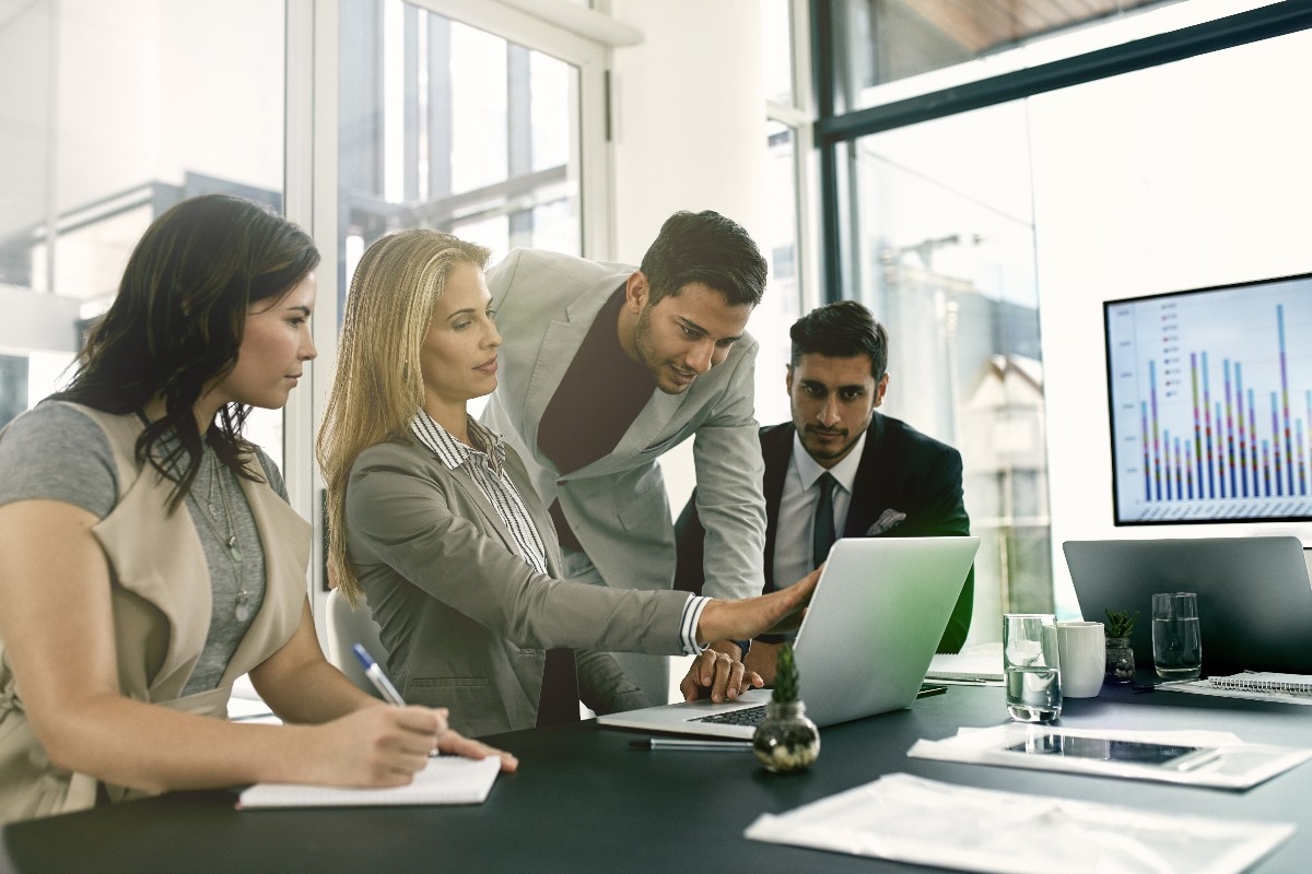 Colleghi collaborano al computer in ufficio.
