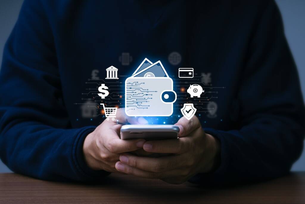 Uso dello smartphone per la gestione di banca e risparmi