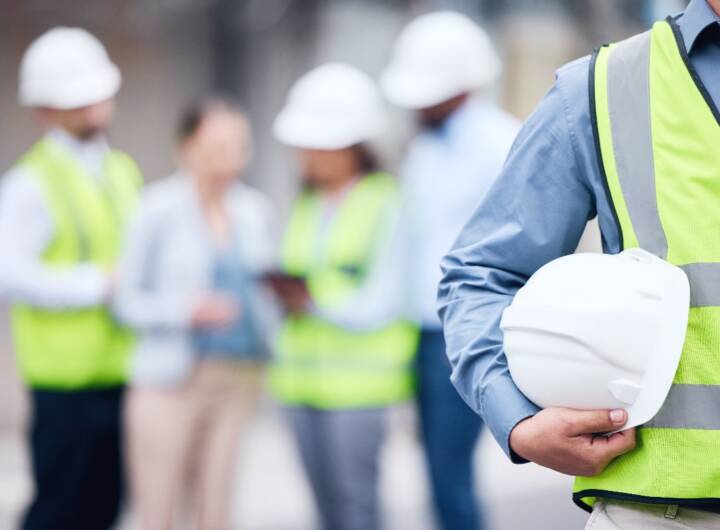 Equipaggiamento di sicurezza sul lavoro con casco e giubbotto catarifrangente