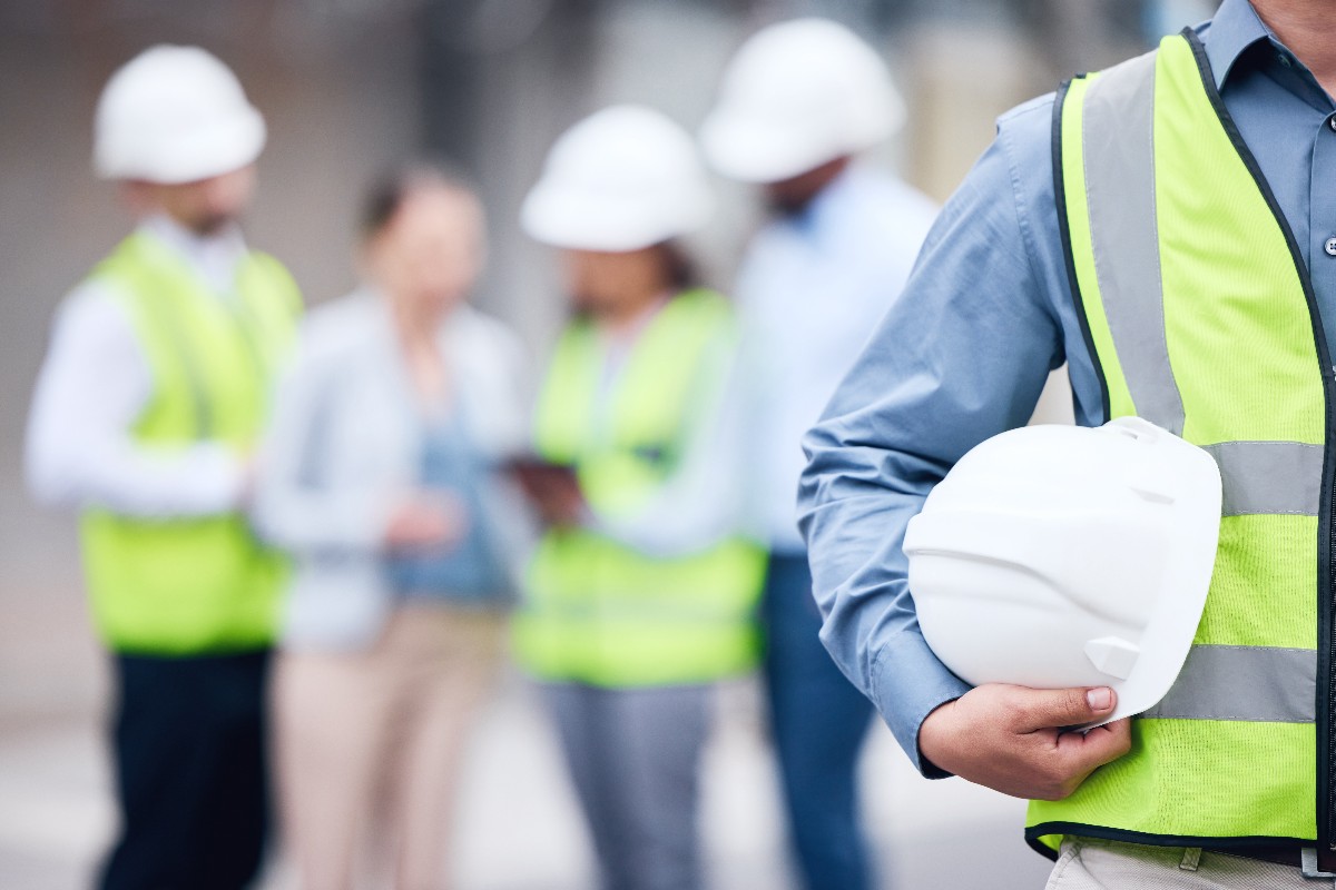 Equipaggiamento di sicurezza sul lavoro con casco e giubbotto catarifrangente