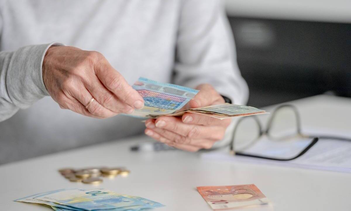 Soldi euro anziana