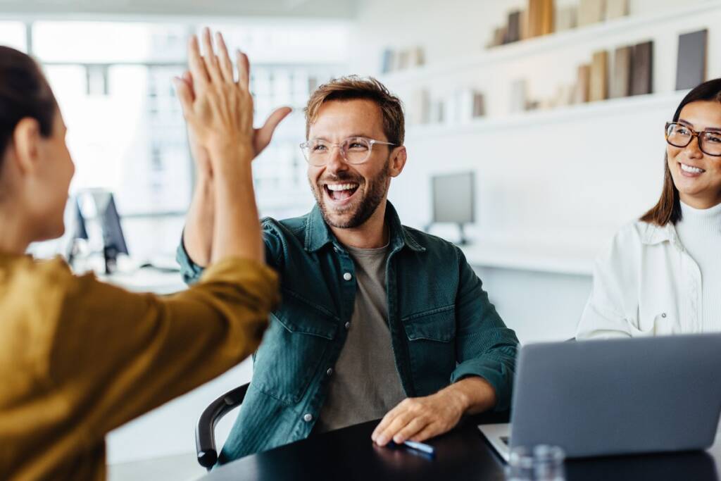 Colleghi in ufficio celebrano un successo.