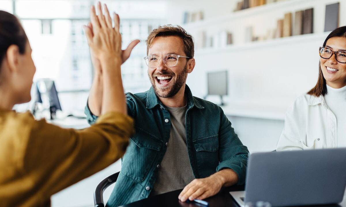 Colleghi in ufficio celebrano un successo.