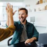 Colleghi in ufficio celebrano un successo.