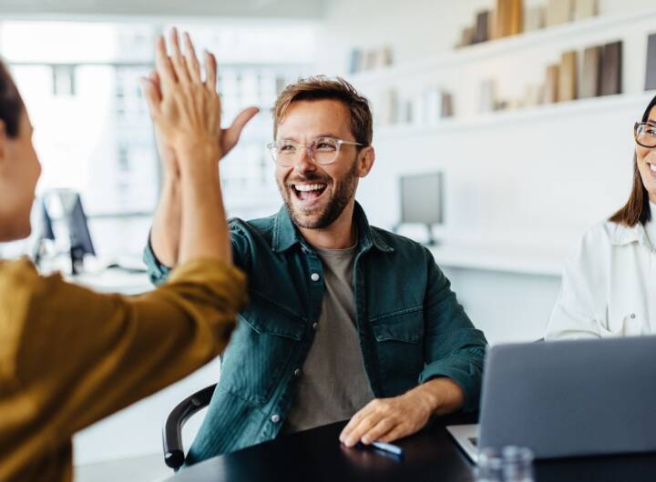 Colleghi in ufficio celebrano un successo.