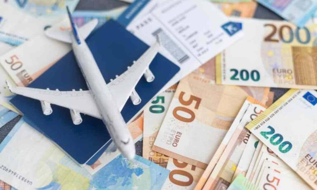 Situata nel Cantone di Tuzla, nella Federazione di Bosnia ed Erzegovina, Srebrenik conta circa 42.700 abitanti e si estende su un territorio di 248 km²
