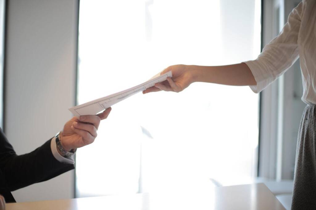 Le aziende si trovano infatti a fronteggiare un fenomeno in rapida crescita, che vede candidati presentare curriculum vitae