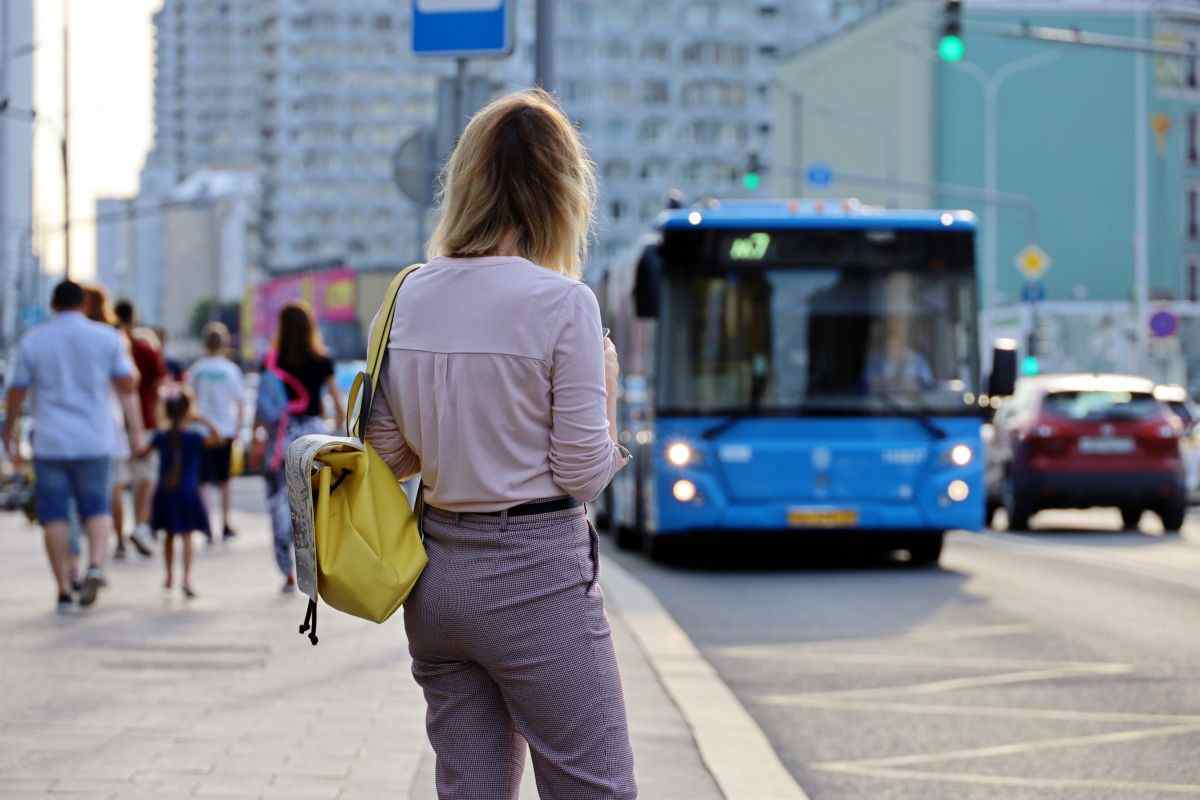 Ragazza aspetta pullman