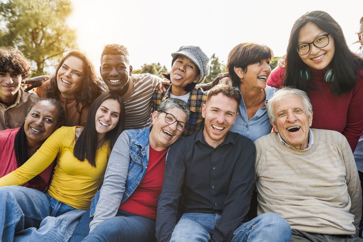 Gruppo affiatato di persone che sorridono insieme