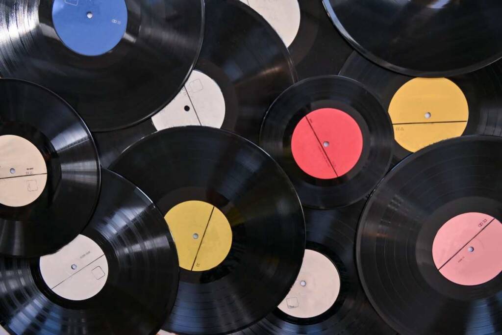 Chi ama la musica sa che il vinile conserva un fascino intramontabile, ma pochi immaginano che alcuni LP da collezione possano raggiungere valori economici