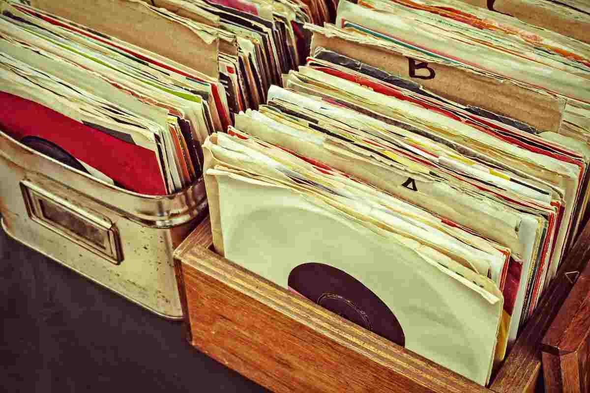A livello mondiale, il sito Discogs rappresenta un punto di riferimento per l’identificazione e la compravendita di vinili rari.
