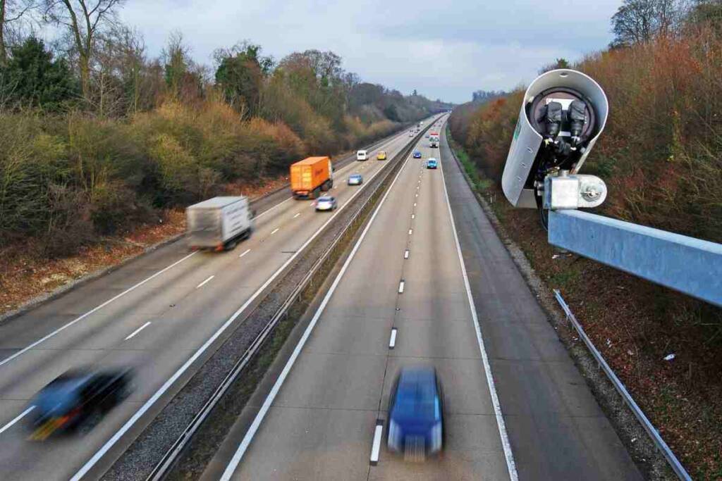 Questo innovativo sistema è stato progettato per rilevare e sanzionare i sorpassi vietati in tratti stradali dove la manovra è proibita