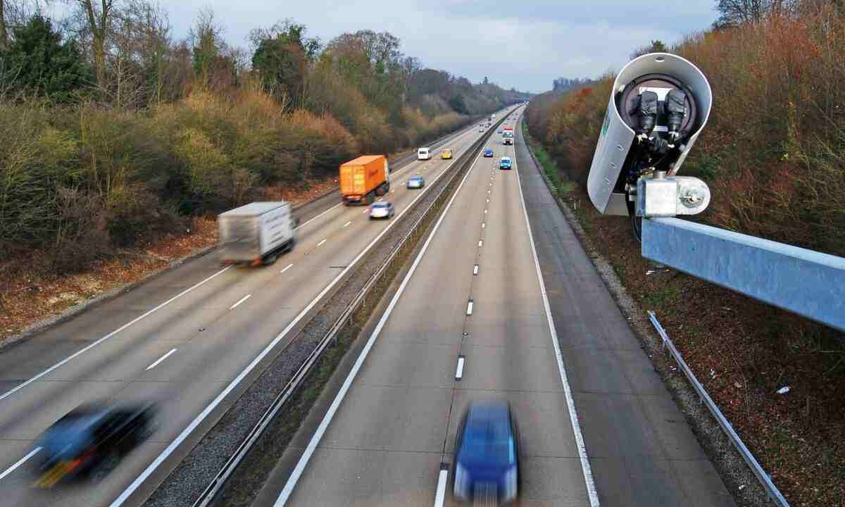 Questo innovativo sistema è stato progettato per rilevare e sanzionare i sorpassi vietati in tratti stradali dove la manovra è proibita