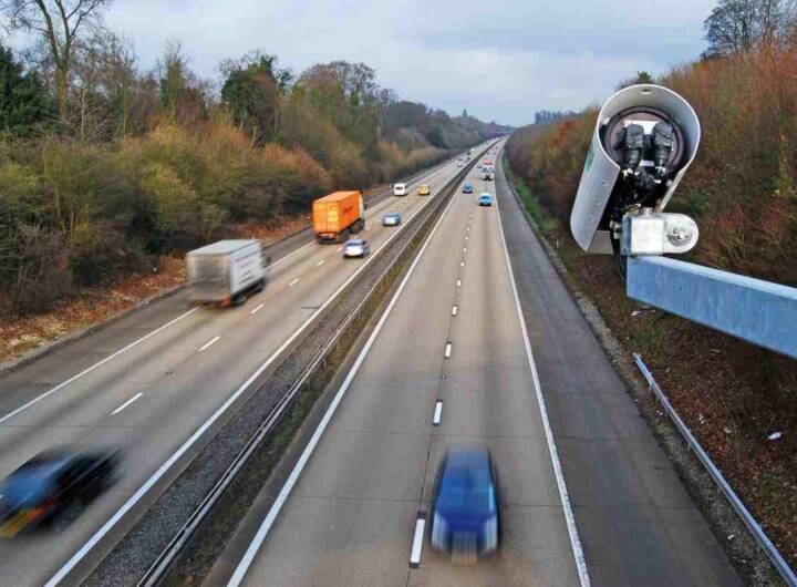 Questo innovativo sistema è stato progettato per rilevare e sanzionare i sorpassi vietati in tratti stradali dove la manovra è proibita