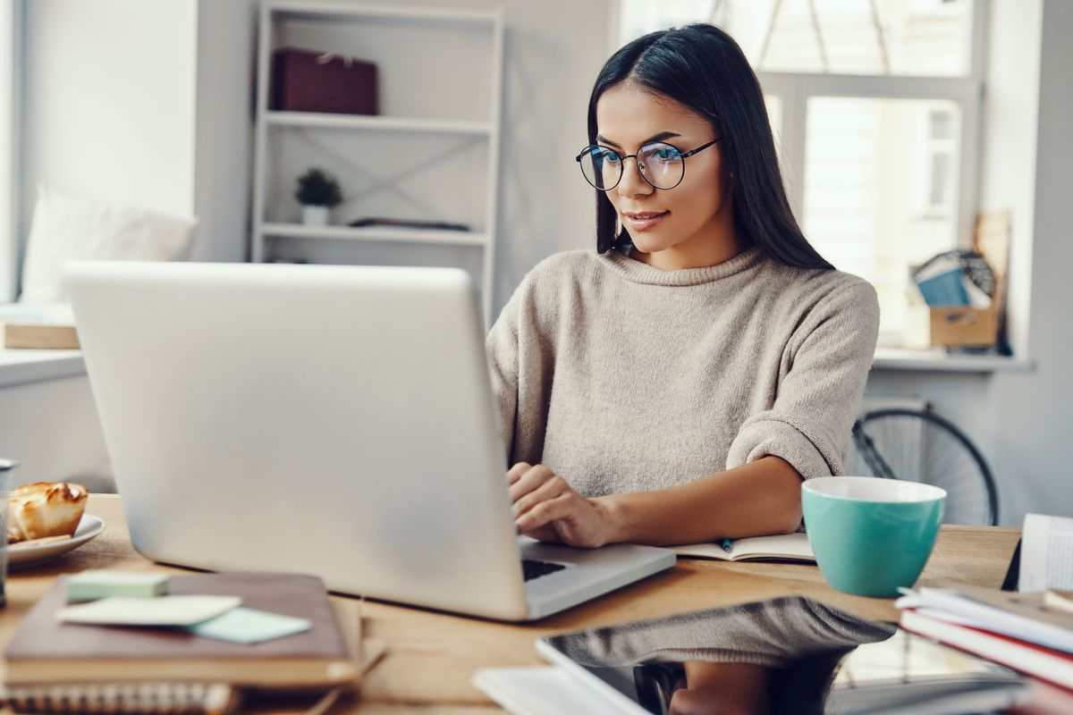 Ragazza lavora al pc