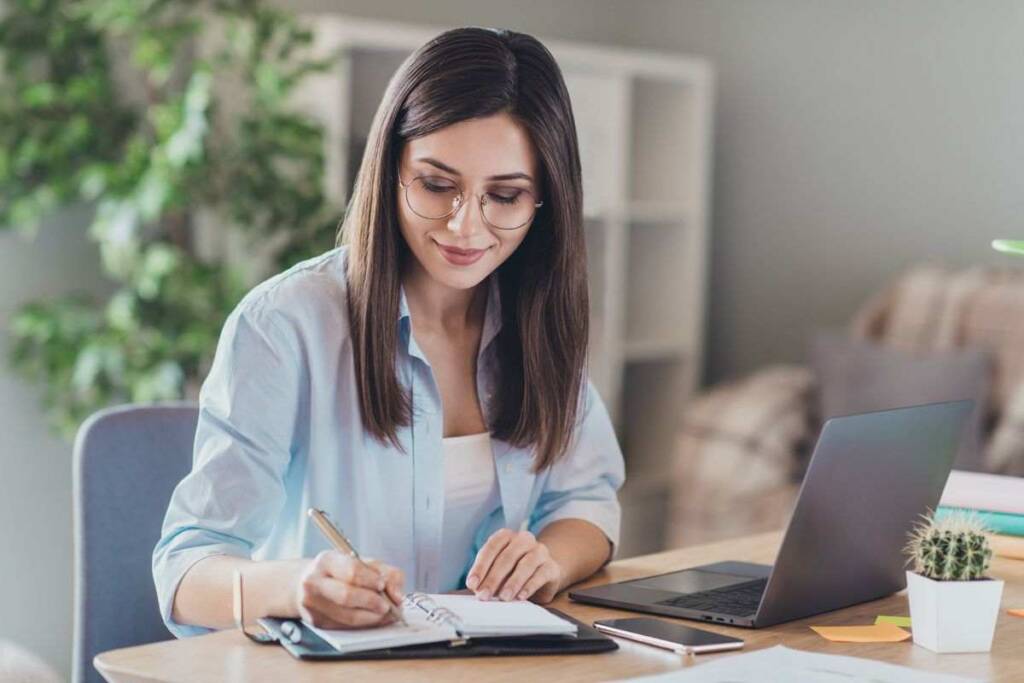 Ragazza lavora al pc