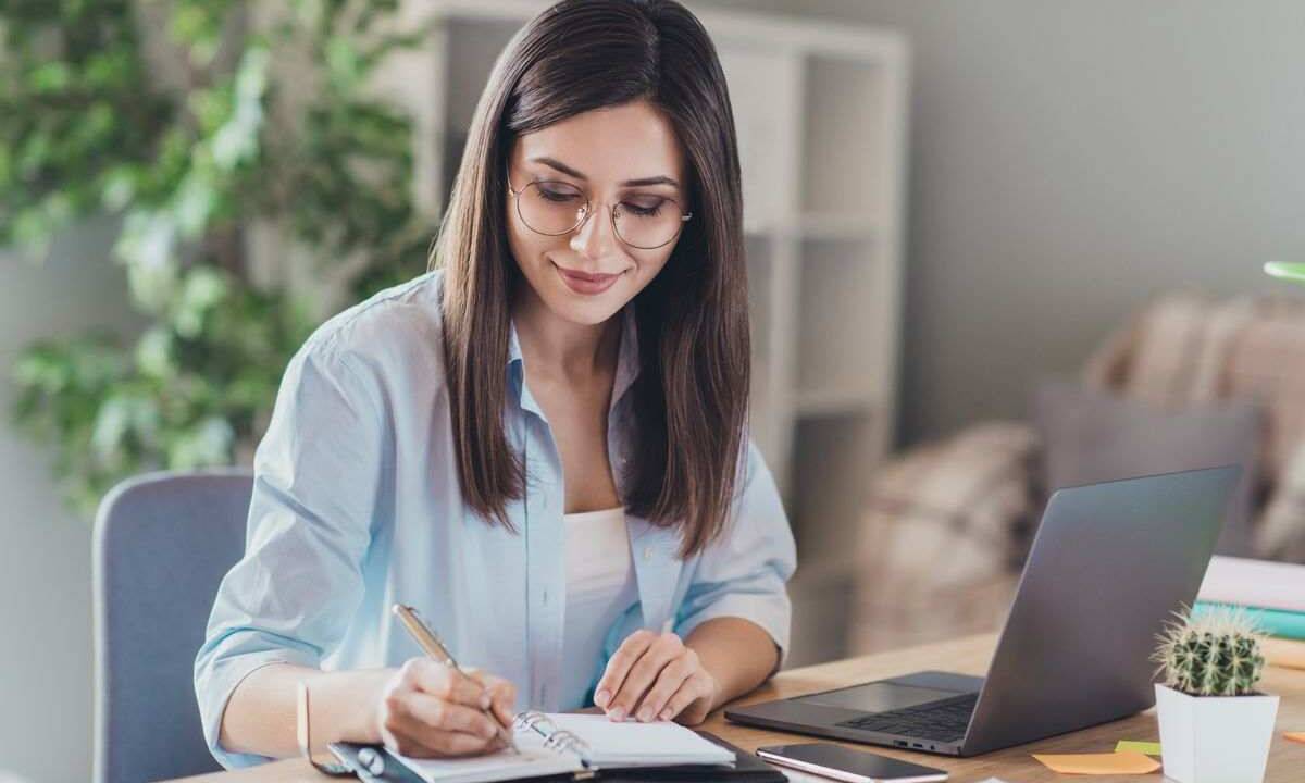 Ragazza lavora al pc