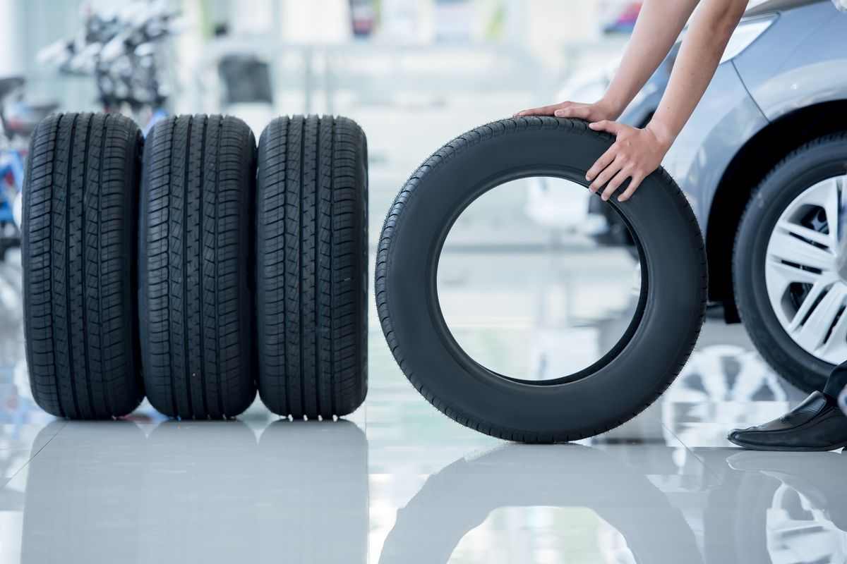 Il tema del cambio gomme si inserisce in un quadro più ampio di costi elevati per i possessori di veicoli in Italia.
