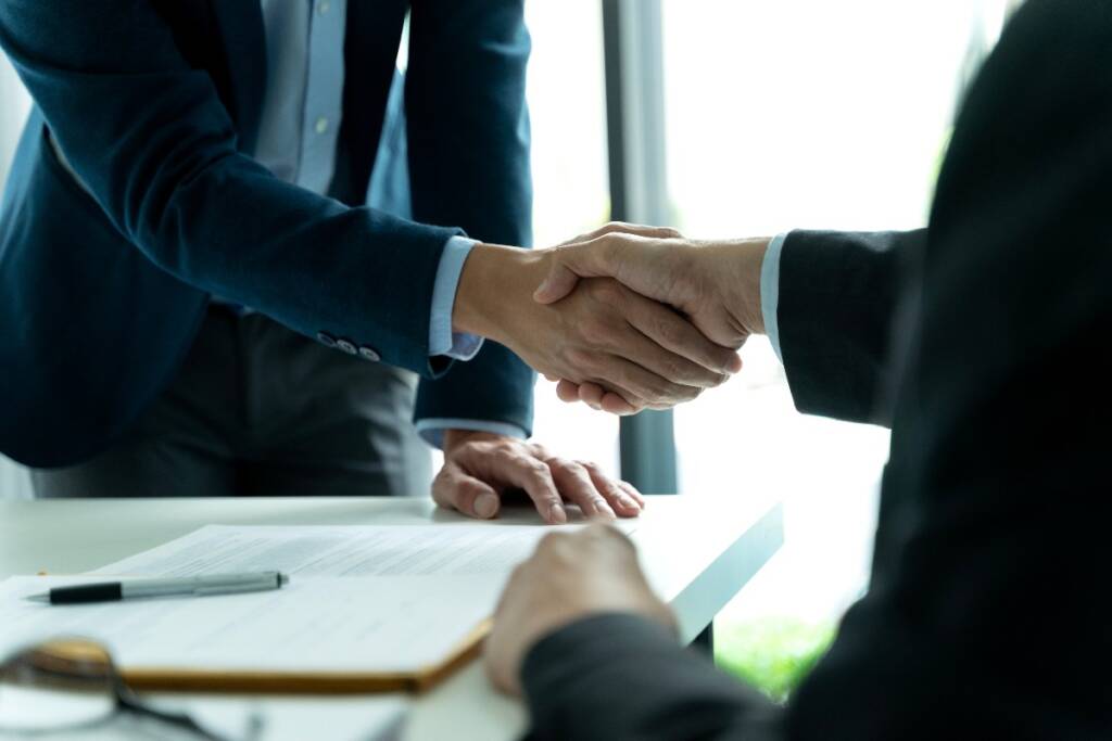 Stretta di mano tra professionisti in azienda
