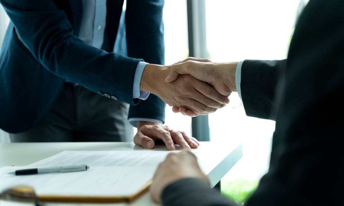 Stretta di mano tra professionisti in azienda