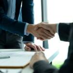Stretta di mano tra professionisti in azienda