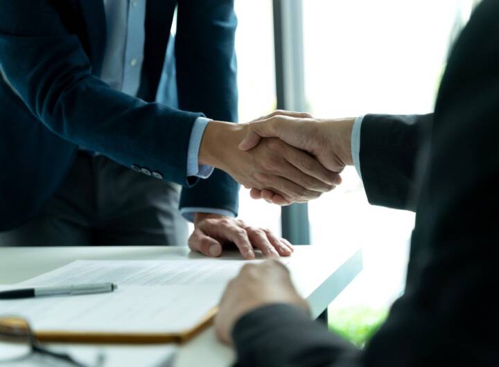 Stretta di mano tra professionisti in azienda