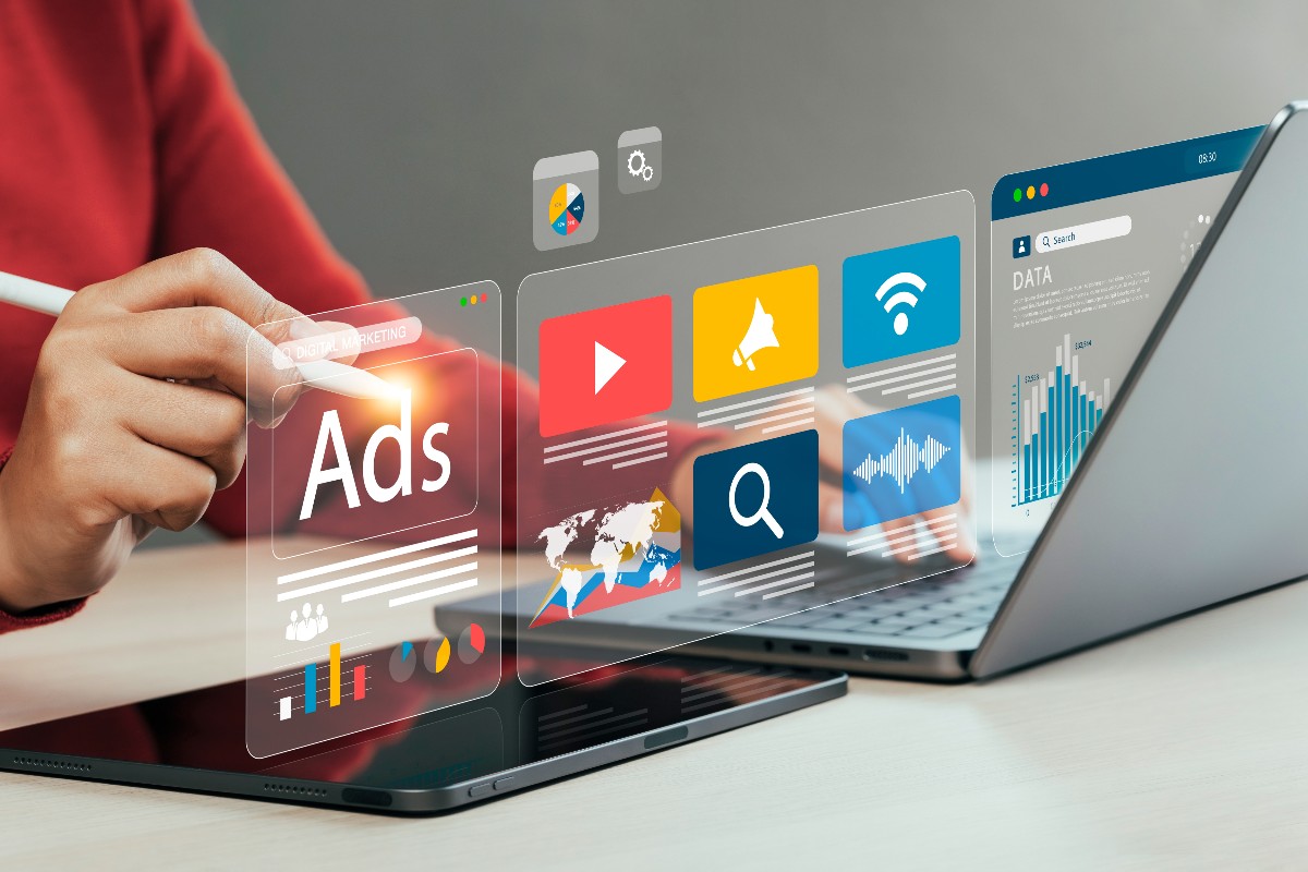 Concetto di digital marketing con annunci sui social media.
