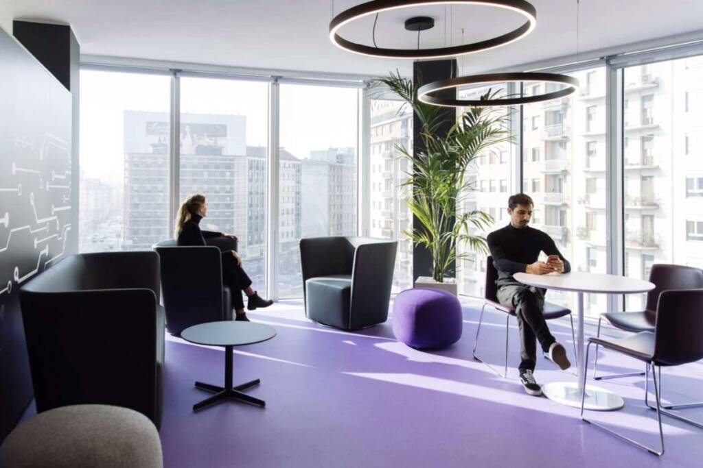 Ufficio con vista: ambiente moderno con grandi vetrate che si affacciano sui grattacieli.