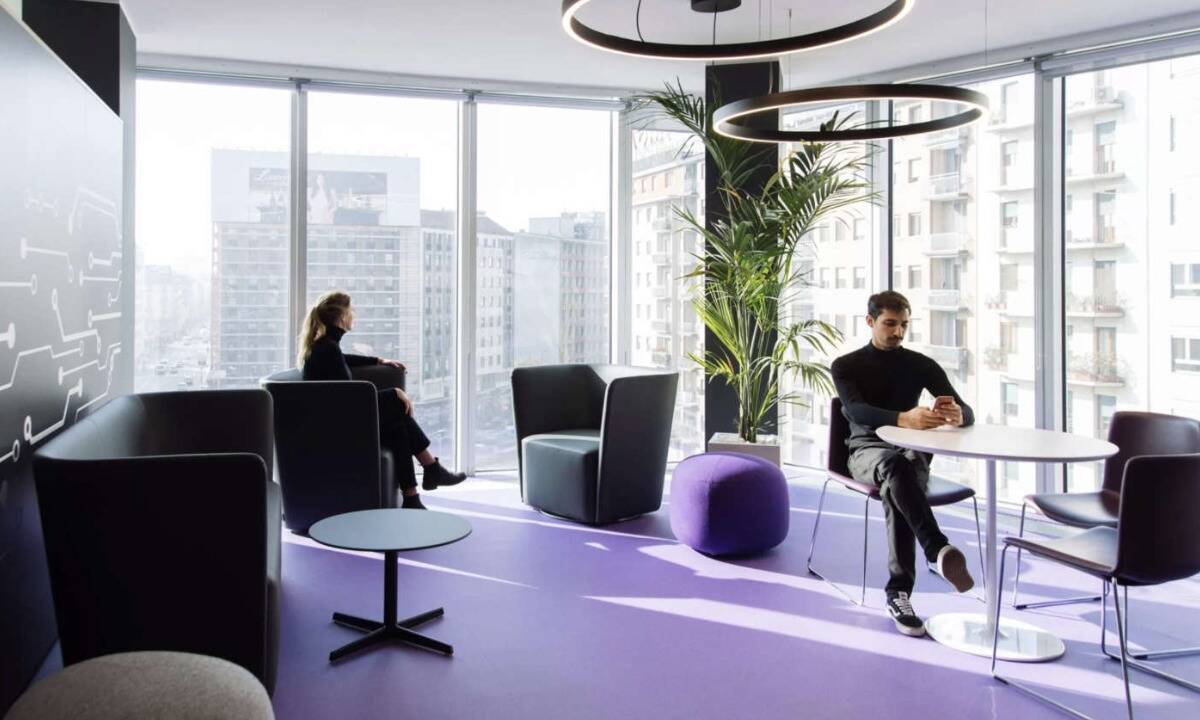 Ufficio con vista: ambiente moderno con grandi vetrate che si affacciano sui grattacieli.