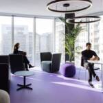 Ufficio con vista: ambiente moderno con grandi vetrate che si affacciano sui grattacieli.