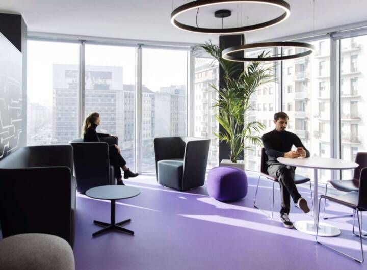 Ufficio con vista: ambiente moderno con grandi vetrate che si affacciano sui grattacieli.