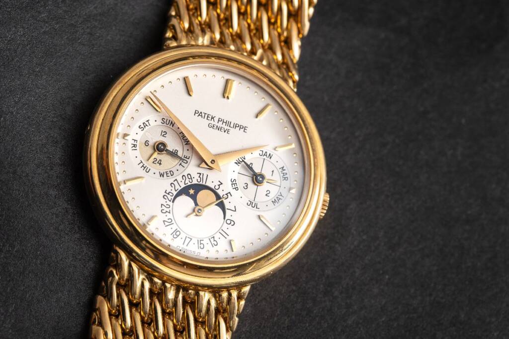 Alta orologeria: un orologio d'oro firmato Patek Philippe.