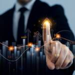 Analisi positiva: uomo in giacca e cravatta indica un grafico di borsa in crescita.