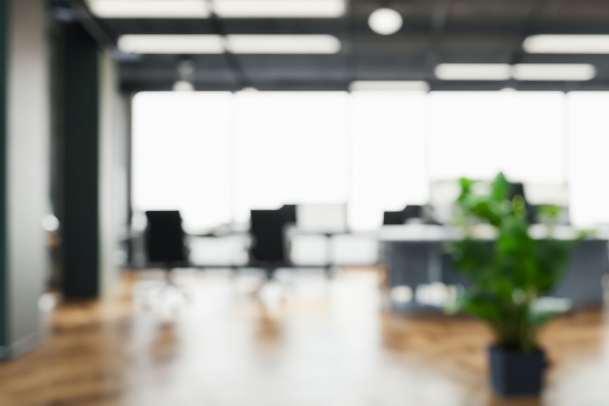 Ufficio moderno: ampio spazio di lavoro con grandi vetrate e pavimento in legno.