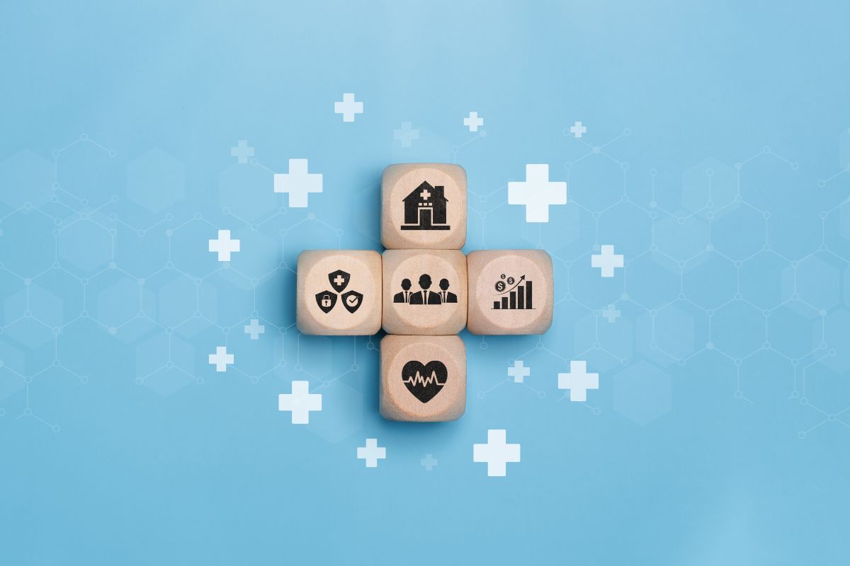 Welfare aziendale: cubi di legno che rappresentano i benefit per i dipendenti.