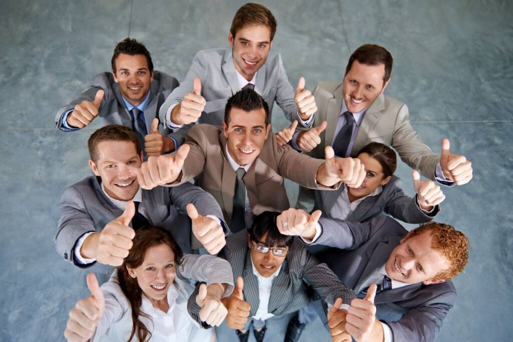 Successo del team: vista dall'alto di colleghi felici con il pollice alzato.