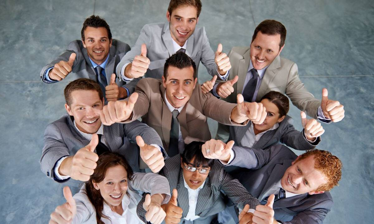 Successo del team: vista dall'alto di colleghi felici con il pollice alzato.