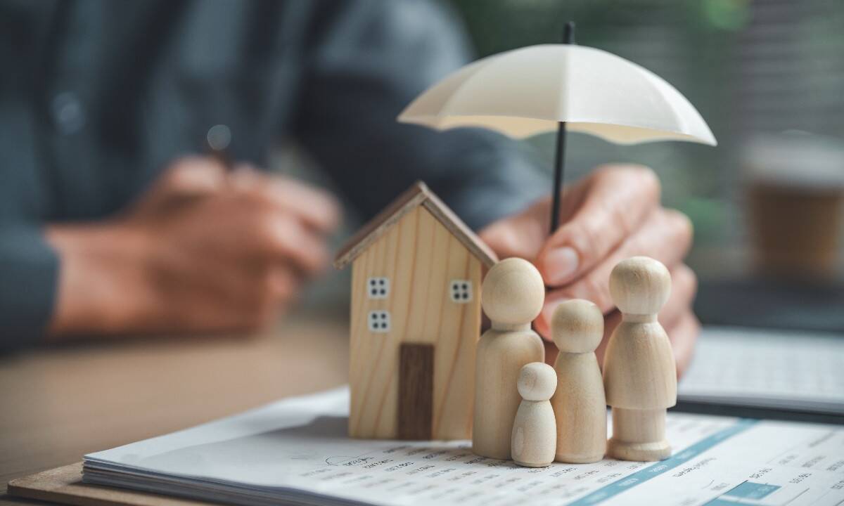 Icone e simboli rappresentanti l'assicurazione casa e famiglia.