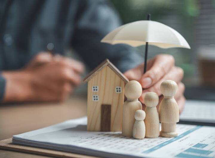 Icone e simboli rappresentanti l'assicurazione casa e famiglia.