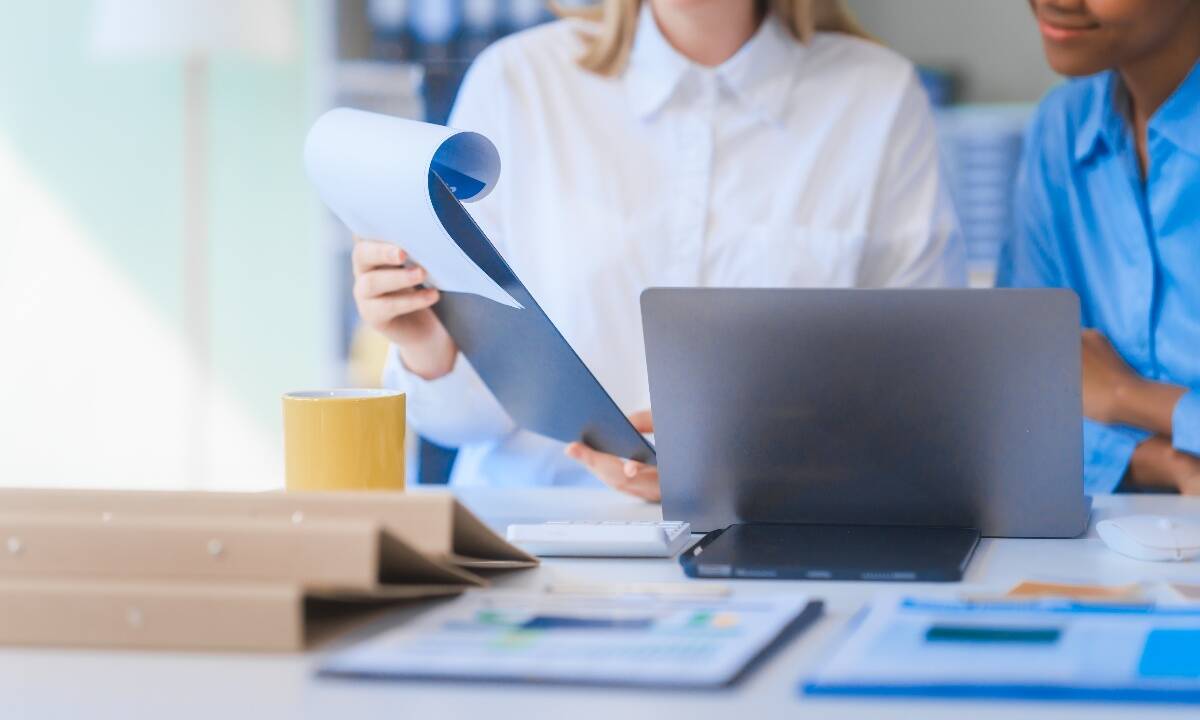 Colleghi al lavoro nel reparto contabilità.